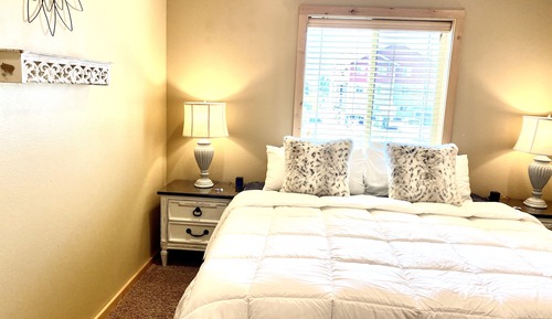 Executive Apartment, Private Bathroom (11- Upstairs/No Pets)
