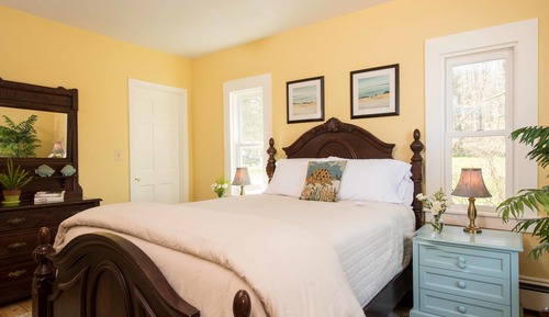 Room (Lake Waukewan)