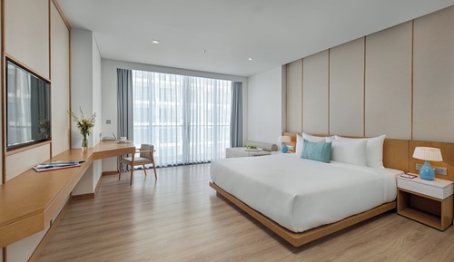 Premier Suite, 1 King Bed, Balcony, City View