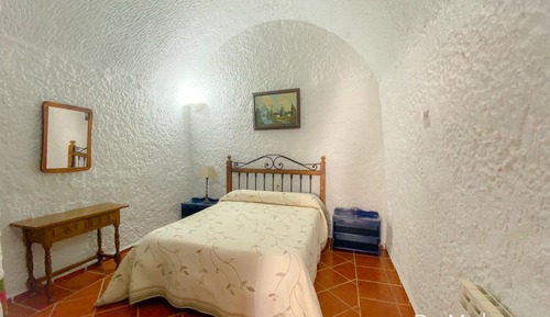 Studio (Cave, 2 pax)
