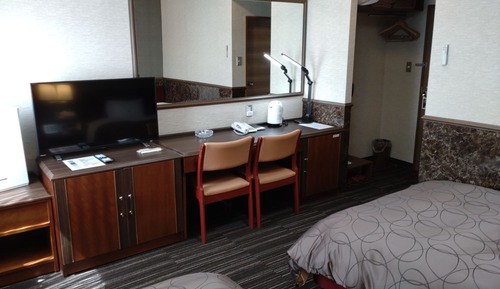 Twin Room, Smoking