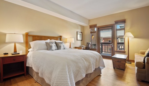 Deluxe Condo, 2 Bedrooms, Balcony, Slope side