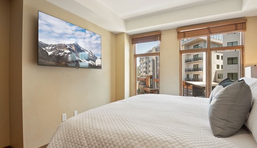 Deluxe Condo, 1 Bedroom, Balcony, Slope side
