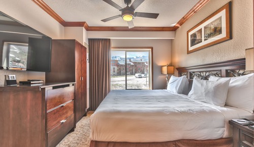 Deluxe Studio, 1 King Bed with Sofa bed, Non Smoking, Mountainside