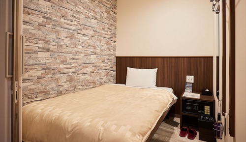 Wide Single Room, Men only