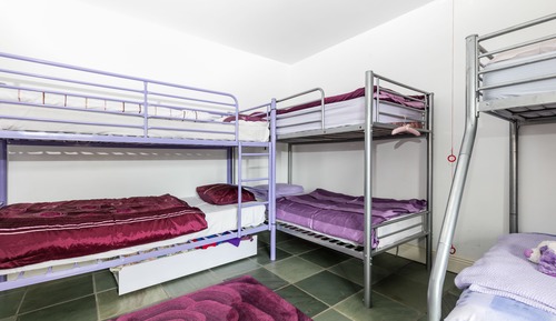 Room (7 pax)