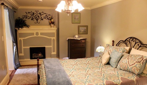 Stained Glass Queen Suite