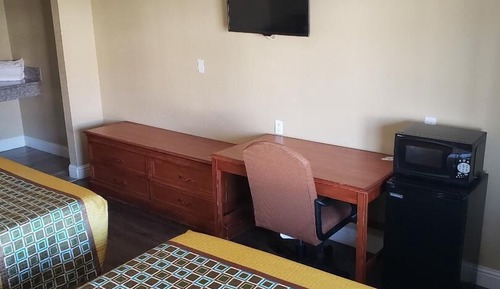 Basic Room, 2 Queen Beds, Smoking