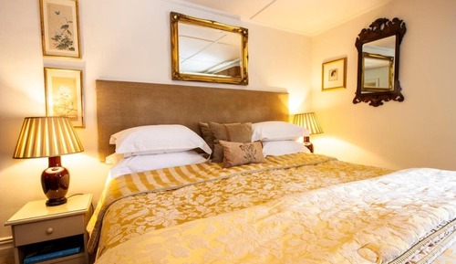 Deluxe Double Room, Ensuite (The Gold Room)