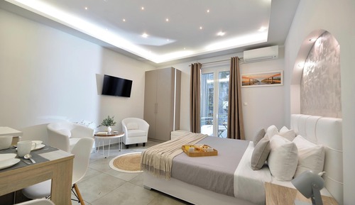 Deluxe Studio, 1 King Bed, Non Smoking