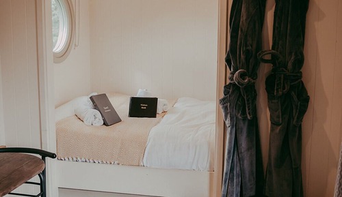 Superior Room, Ensuite, Mountain View (Buttercup)