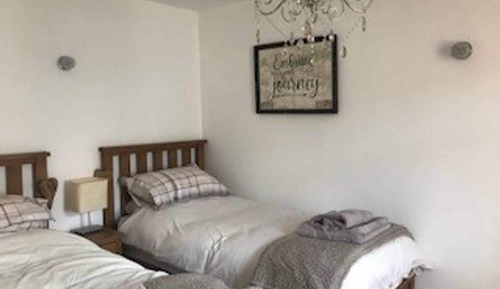 Deluxe Cottage - 3 Bedrooms (2 King rooms, 1 Twin)