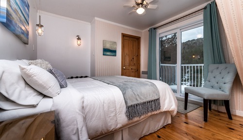 Exclusive Room, 1 Queen Bed, Non Smoking, Mountain View