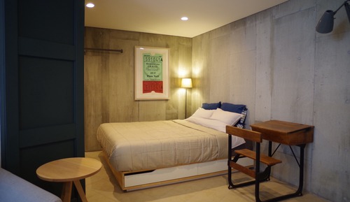 Room (B2)
