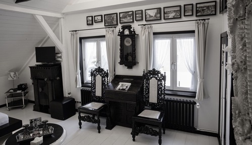 Room (Schwarz-Weiss-Zimmer)