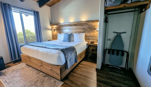 Pet Friendly Cottage, 1 King Bed with Sofa bed, Non Smoking, Mountain View