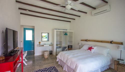 Deluxe Suite, 1 King Bed, Pool View