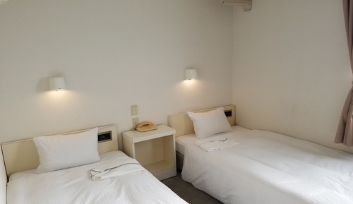 Twin Room, Smoking