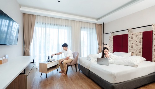Deluxe Room, 1 King Bed, Poolside