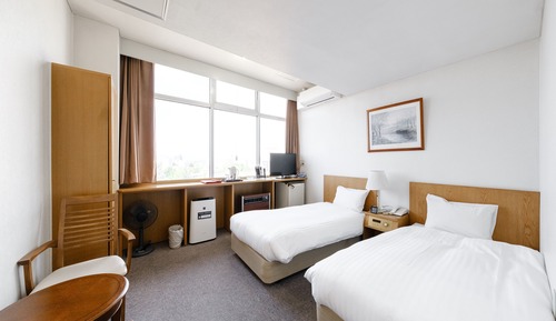 Twin Room, Smoking