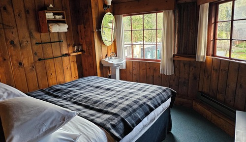 Room (Garden View Queen SHARED BATHROOM)