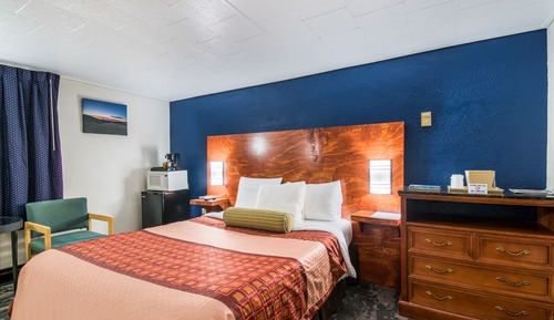 Standard Room, 1 Queen Bed