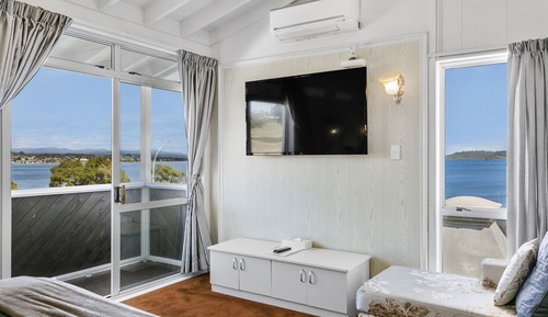 Lakefront  1 Bedrom Super King Suite (upper floor , no spa)
