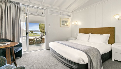 Deluxe Studio, 1 Queen Bed, Hot Tub, Ground Floor