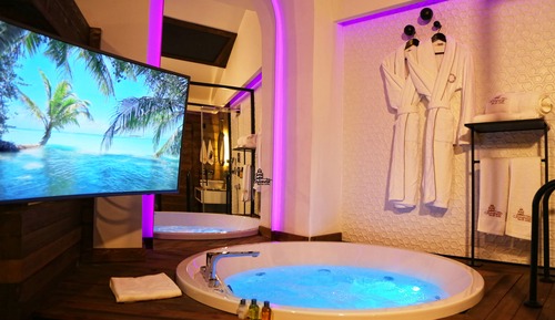 Suite, Jetted Tub