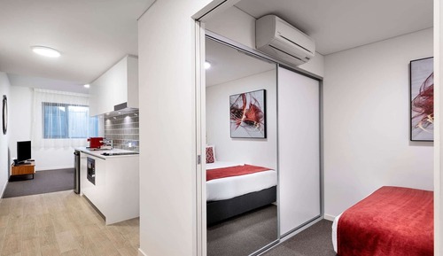 Studio Suite, 1 Queen Bed (King Non Smoking Suite)