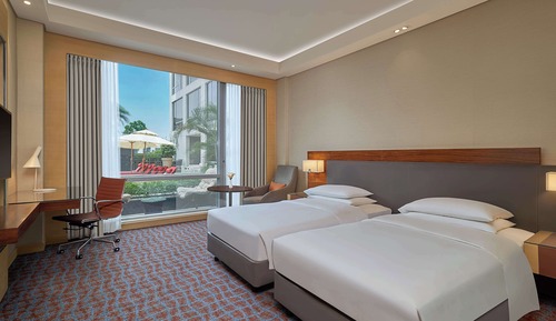 Room, 2 Twin Beds, Pool View