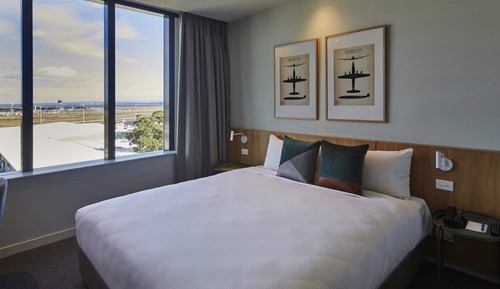 Studio, 1 King Bed (Airport View)