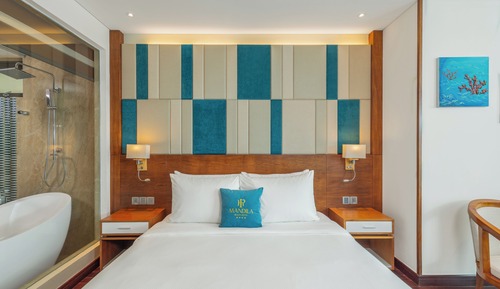 Deluxe King Ocean Front With Balcony