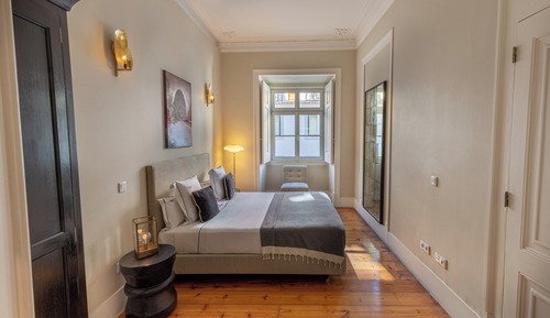 Deluxe 2 Bedroom Apartment with Square View