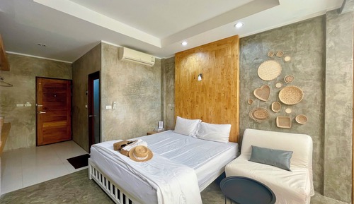 Deluxe Room, 1 King Bed, Non Smoking, Bathtub