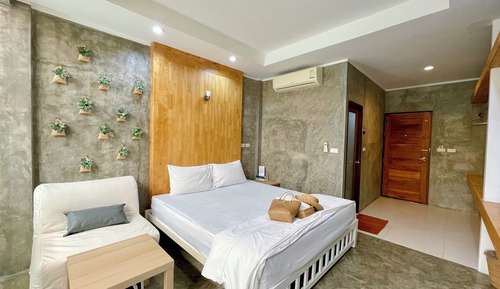 Deluxe Room, 1 King Bed, Non Smoking, Bathtub