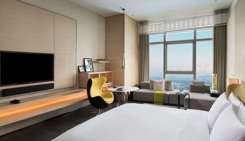 Luxury Room, 1 King Bed, Club Lounge Access