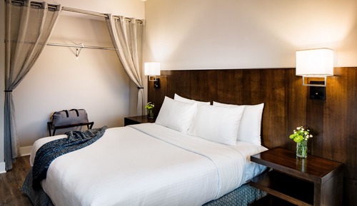 Room, 1 King Bed, Accessible (Roll-In Shower, Mobility & Hearing)