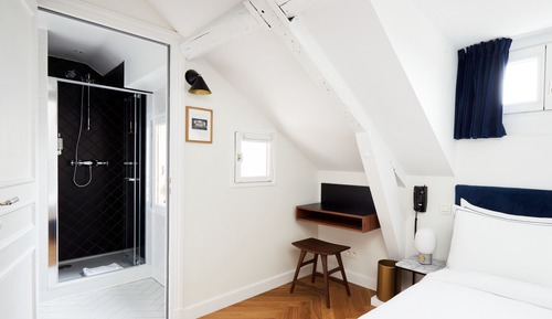 Chambre mansardée sous les toits