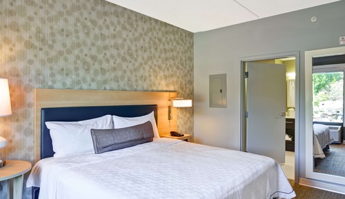 Suite, 1 King Bed, Accessible, Bathtub
