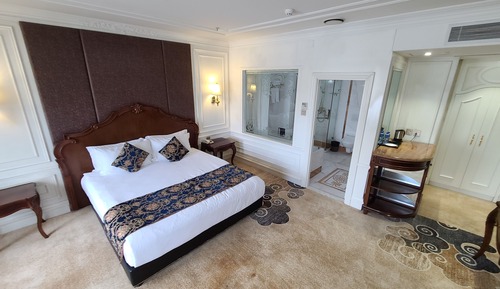 Signature Suite, 1 King Bed, Non Smoking, Business Lounge Access