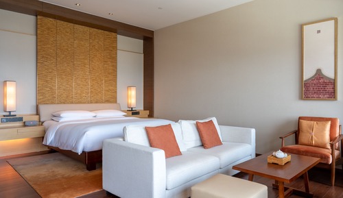 1 King Bed with Club Access Deluxe