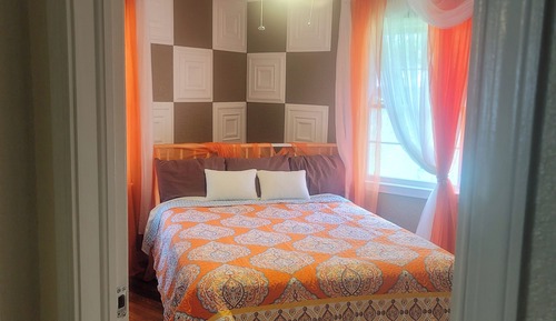 Room, 1 Queen Bed, 1 Shared Bath