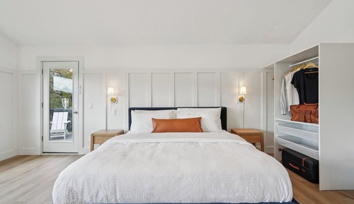 Studio Suite, 1 King Bed, Balcony, Lake View