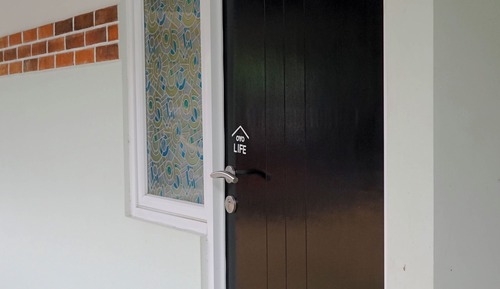 Comfort Room, Courtyard View