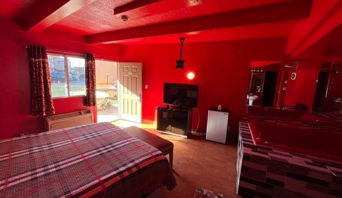 Room, 1 King Bed, Smoking (Jetted Tub)