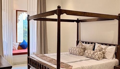 Imperial Room With Poster Bed And Jharokha