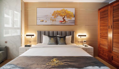 LUXURY KING (City View With Bathtub)