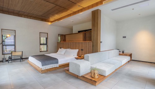 Signature Suite, Hill View