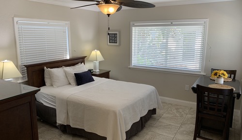 Studio, 1 King Bed, Pool View (UNIT3)